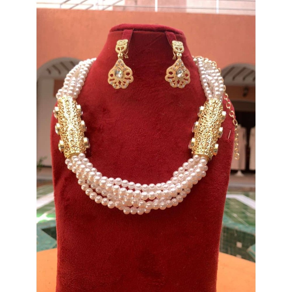 Collier en perles avec les boucles