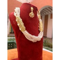 Collier en perles avec les boucles